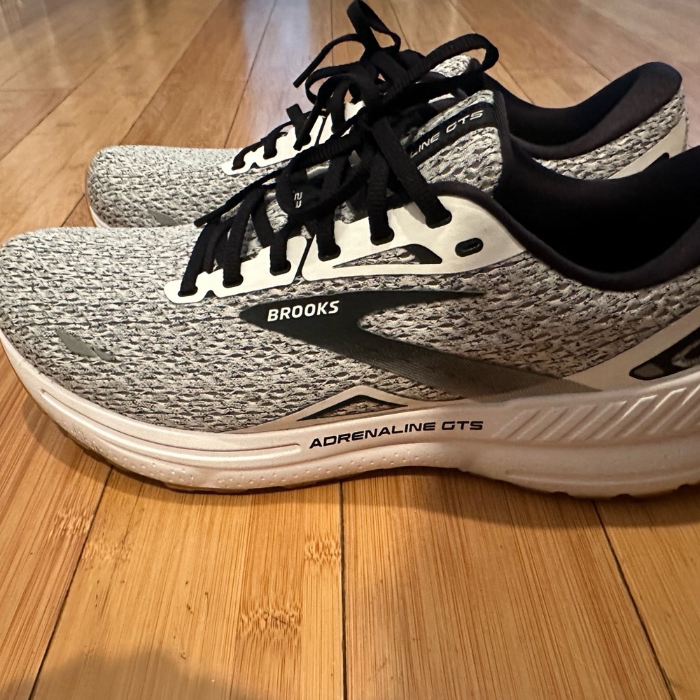 Men’s Brooks Running Shoes Adrenaline GTS 23 size 12 mint condition